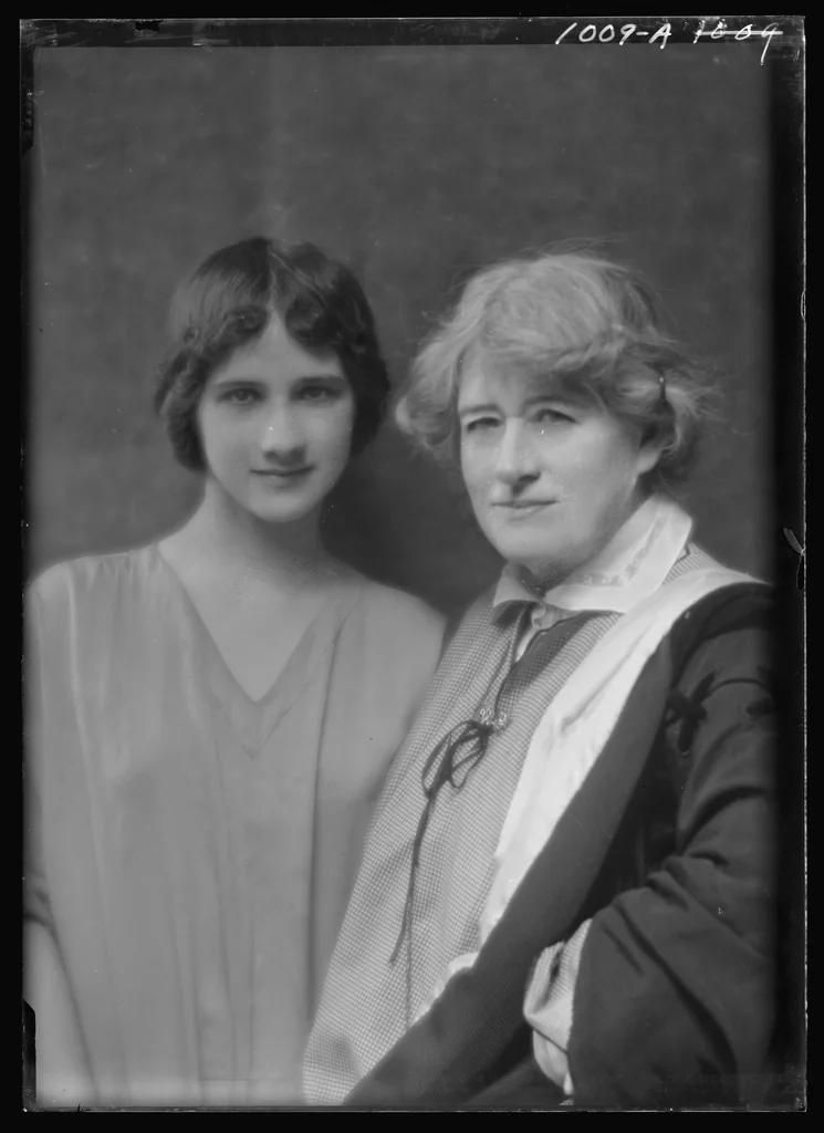 Fotografía en blanco y negro de dos mujeres, principios del siglo XX