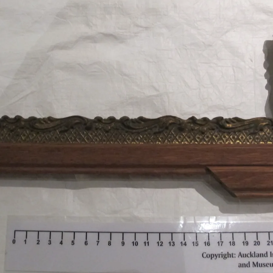 Muestra de perfil de moldura de madera junto a una regla